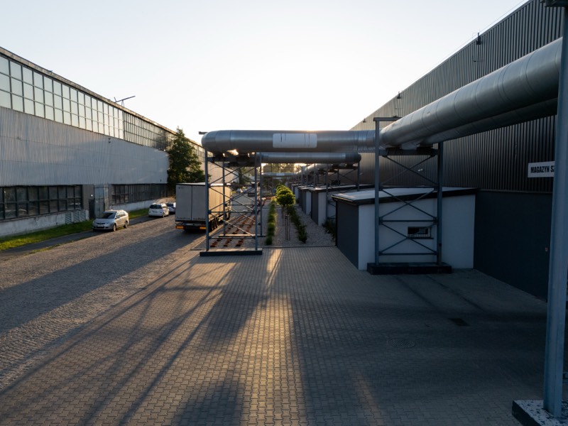 Rurociągi i infrastruktura techniczna przy hali